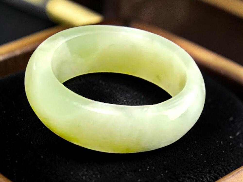 Apple Jade Ring Size 6 , Jadeite Carved - Picture 1 of 4